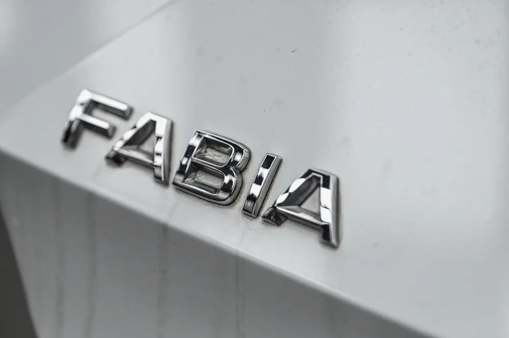 白色 Škoda Fabia 車尾的鍍鉻車型字樣與周邊漆面,誠美車體美容