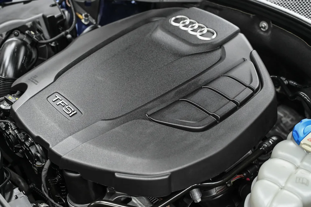 Audi 引擎上蓋與周邊管線清洗後,表面潔淨無油汙堆積,誠美車體美容