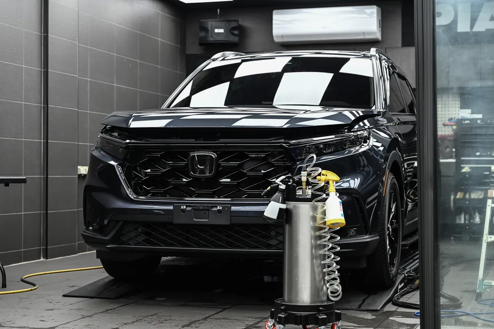 Honda CR-V 黑色車頭進廠整體照,犀牛皮包膜施工前漆面清潔準備