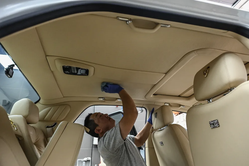 車艙頂篷內襯逐面清潔,處理米色內裝與飾條交界